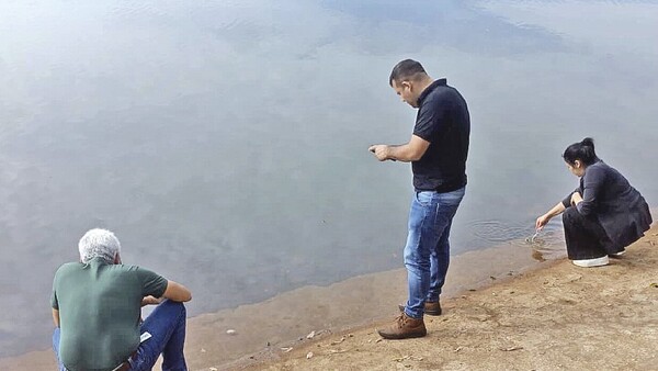 Fiscalía investiga origen de mal olor y manchas en el Lago Acaray