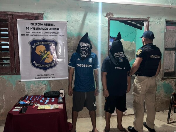 Allanan dos viviendas en Villa Hayes con detención de varias personas e incautación de estupefacientes