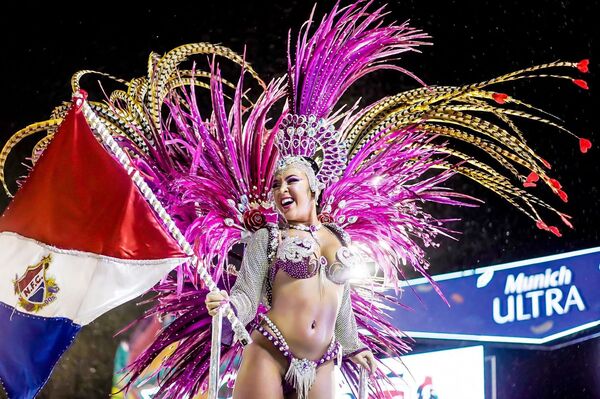 Iara Brítez, la Nueva Reina del Centenario Carnaval Encarnaceno