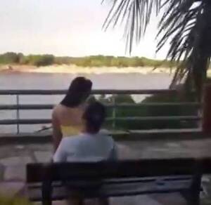 [VIDEO] Oiko la akashara: Pillaron a su cuñada en el regazo de otro