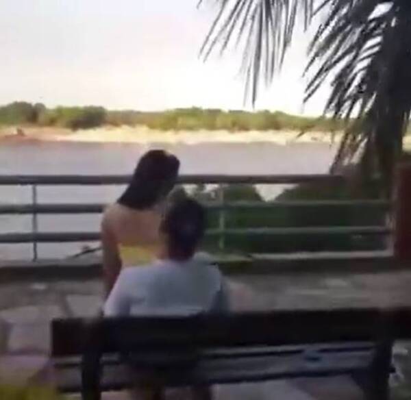 [VIDEO] Oiko la akashara: Pillaron a su cuñada en el regazo de otro