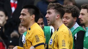 Diego Gómez anota para el Brighton