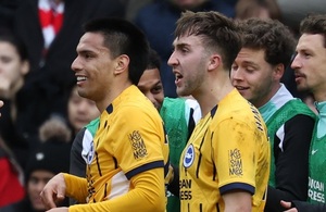 Diego Gómez anota en la victoria de Brighton sobre Brentford