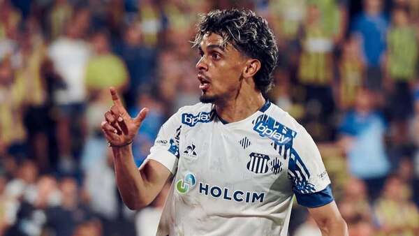 Golazo y celebración especial de Ronaldo Martínez