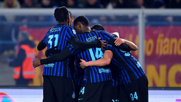 El Inter sobrevive a base de balón parado