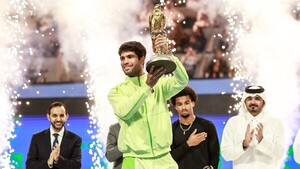 Alcaraz es campeón en Doha arrasando a Fils