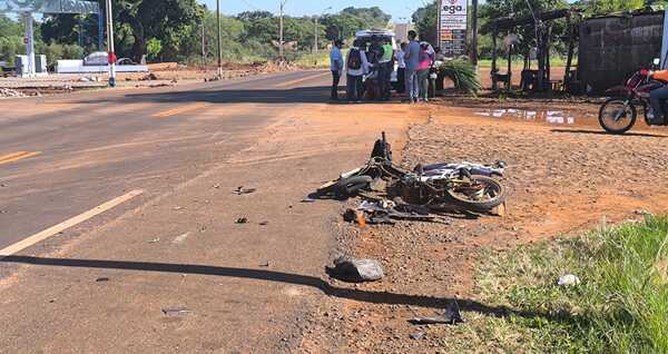COLISIÓN ENTRE CAMIONETA Y MOTOCICLETA DEJA DOS LESIONADOS EN ENCARNACIÓN