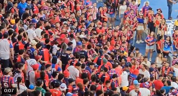 [VIDEO] ¡Ndi! Gritó gol de Olimpia en sector de cerristas y ligó akapeté