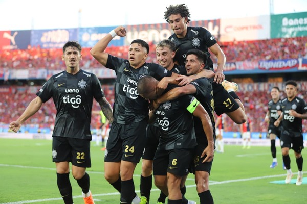 Popular / Olimpia festejó en la Olla y es el único puntero