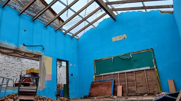 Obras inconclusas obligan a iniciar el año lectivo entre carpas y pantallas - Nacionales - ABC Color