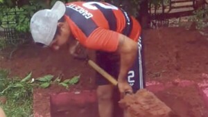 Familia tuvo que desenterrar a su angelito tras ser desalojada en Ypané