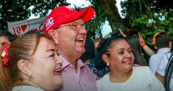 La Nación / Camilo Pérez rinde homenaje a la mujer paraguaya en la plaza Naciones Unidas