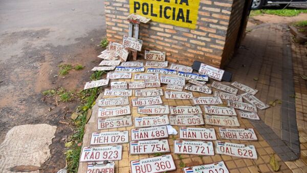 HURTAN CHAPAS DE CAMIONETA ESTACIONADA EN LA COSTANERA DE ENCARNACIÓN