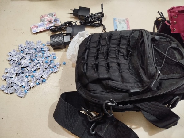 Funcionario penitenciario es puesto a disposición fiscal por intentar meter pastillas y cargadores - PDS RADIO Y TV