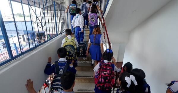 La Nación / Las aulas públicas reciben este lunes a 1.500.000 alumnos con kits y alimentación listos