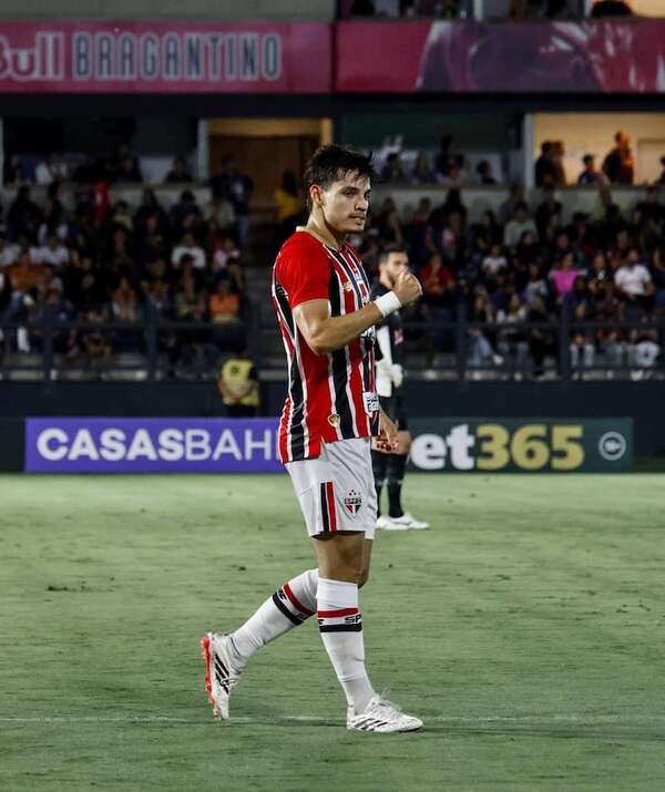Bobadilla convierte en duelo con polémico arbitraje femenino - Fútbol Internacional - ABC Color