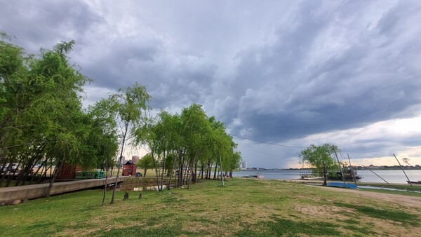 Hallan en la Bahía de Asunción cuerpo de una mujer flotando con los pies amarrados