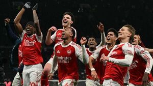 El Arsenal golea al Tottenham y mantiene el pulso por la Premier