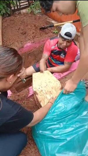 [VIDEO] Familia desalojada tuvo que desenterrar y llevarse a su angelito