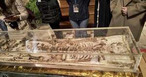 La Nación / Miles visitan las reliquias de San Francisco