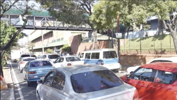 Los 5 colegios que más causan caos vehicular