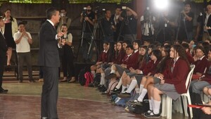 Peña abre oficialmente las clases recordando su último año de colegio y resaltando Hambre Cero