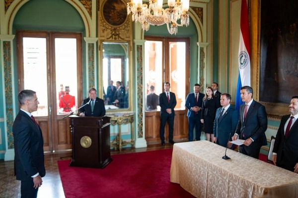 Marco Riquelme asume como nuevo ministro de Industria y Comercio