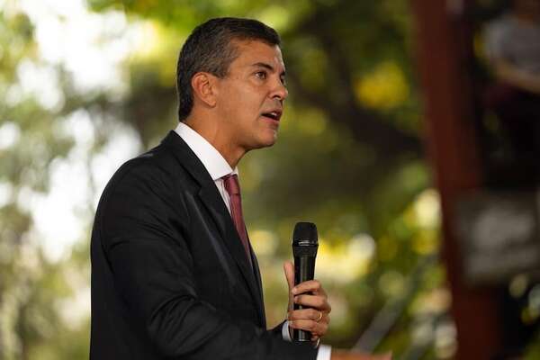 Peña pide a alumnos renovar sus compromisos con la educación al comenzar las clases - Política - ABC Color