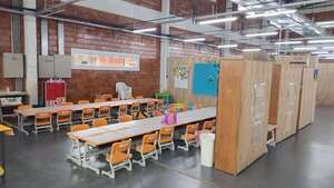 Alumnos de escuela San Francisco siguen dando clases en fábrica abandonada - Nacionales - ABC Color