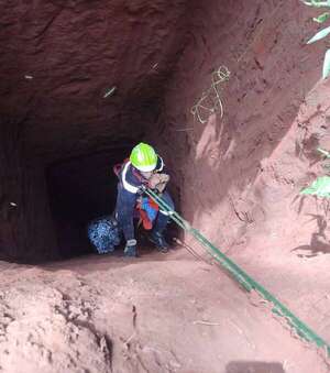 ¡Perrito cayó a un pozo de más de 35 metros y fue rescatado! - Nacionales - ABC Color
