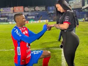 Pelotero pidió la mano de su novia en pleno estadio, cuatro días después opá el amor