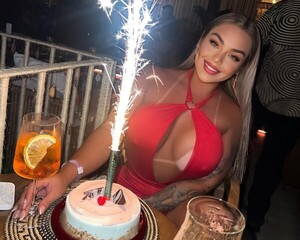 Popular / (GALERÍA) ¡Mostró su bronceado en medio de su cumple!