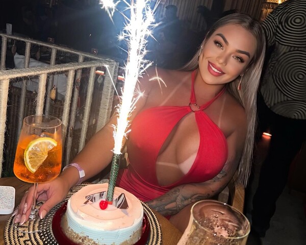 Popular / (GALERÍA) ¡Mostró su bronceado en medio de su cumple!