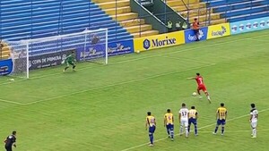 "Vení no seas cag...": Aguilar quería que le pateara Servio el penal