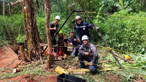 Perrito cayó a un pozo de más de 35 metros y lo salvaron a tiempo