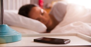 Dormir con el celular cerca empeora el descanso