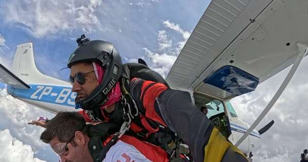 Diario HOY | VIDEO - Precandidato a concejal sorprende con salto en paracaídas