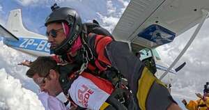 La Nación / Candidato a concejal Richard Reichardt realizó salto en paracaídas y destacó el impulso al deporte extremo