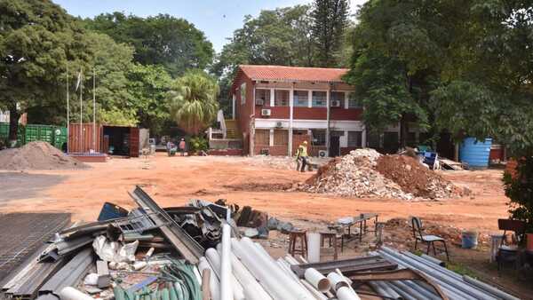 Estudiantes del sector público inician clases entre andamios y techos con goteras