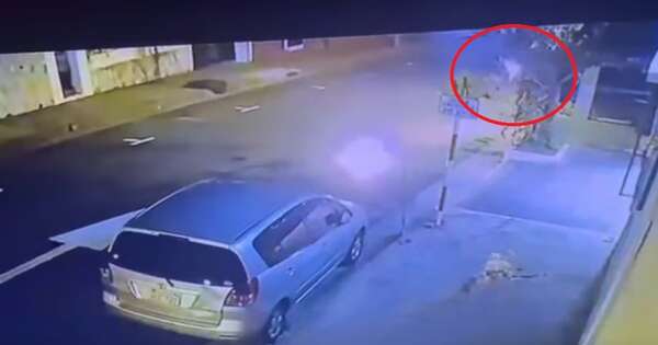 Diario HOY | Desconocidos incendian vehículo estacionado en la calle con bombas molotov