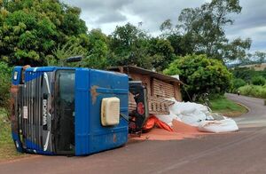 Accidente con vuelco deja importantes daños materiales en Itapuá Poty