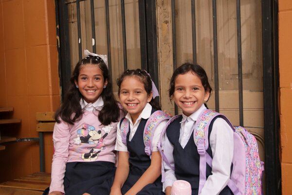 Casi un millón y medio de estudiantes retornan a clases con kits y alimentación asegurada