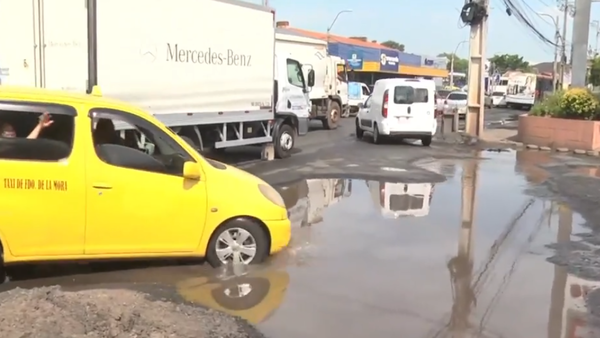 Profundo bache con agua servida dificulta el tránsito en la zona de Leopardi sobre la ruta PY02