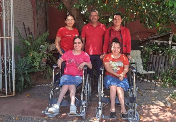 Hermanas mellizas del barrio San Francisco reciben sillas de rueda de la Gobernación - Concepción al Día