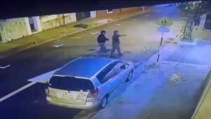 Dos hombres incendiaron un vehículo frente a la vivienda de la dueña en Asunción