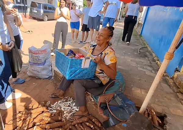 Alumnos celebran UPD ayudando a una humilde vendedora de mandioca - trece