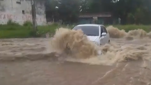 Video: Conductora fue rescatada tras ser arrastrada por raudal con su vehículo en Lambaré