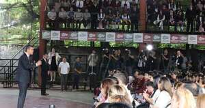 La Nación / Peña insta a estudiantes a luchar por sus sueños para construir futuro