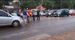 “Me arriesgo por ellos”: Dirige el tránsito hace 16 años, he’i