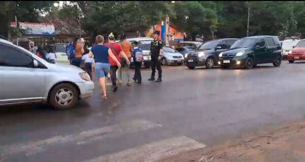 “Me arriesgo por ellos”: Dirige el tránsito hace 16 años, he’i